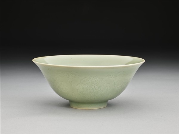 青瓷劃花花卉紋碗