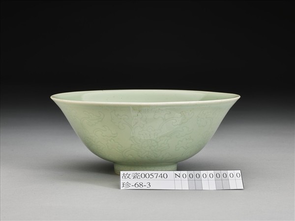 青瓷劃花番蓮紋碗