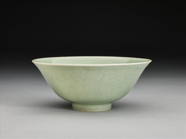 青瓷劃花番蓮紋碗