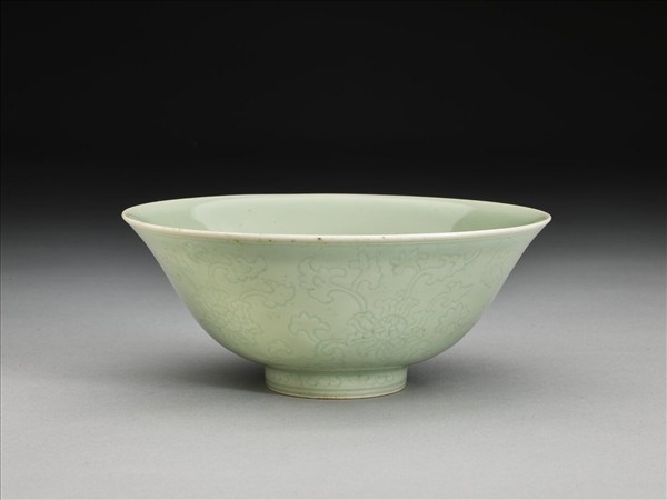 青瓷劃花番蓮紋碗