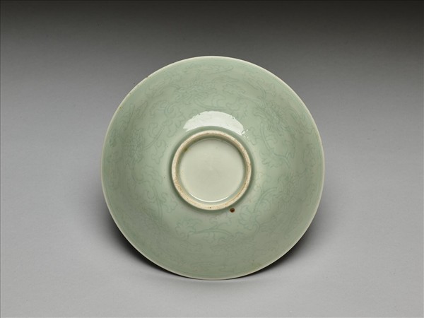 青瓷劃花番蓮紋碗