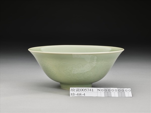 青瓷劃花花卉紋碗