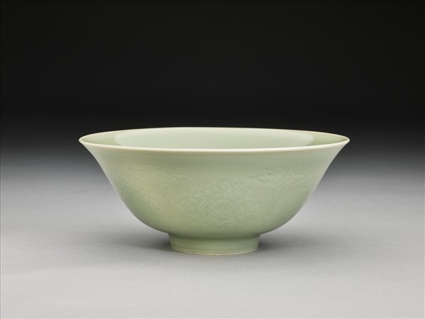 青瓷劃花花卉紋碗