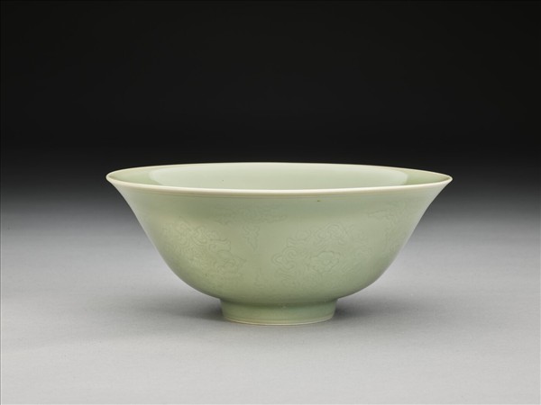 青瓷劃花花卉紋碗