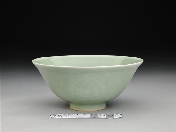 青瓷劃花花卉紋碗