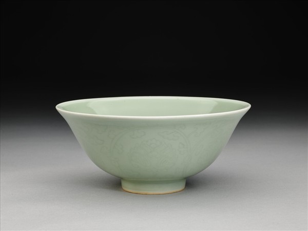 青瓷劃花花卉紋碗