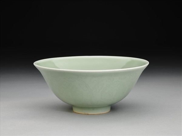 青瓷劃花花卉紋碗