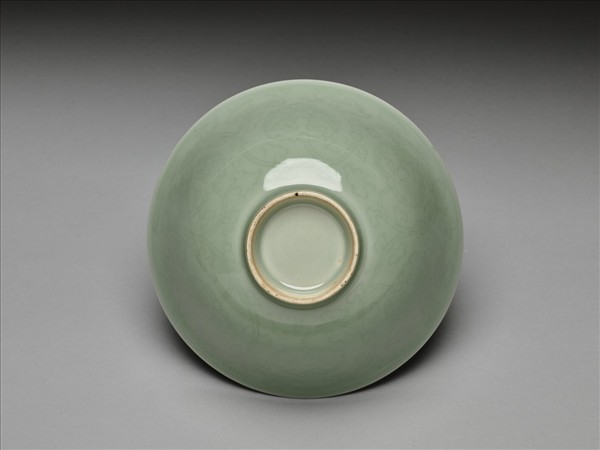 青瓷劃花花卉紋碗