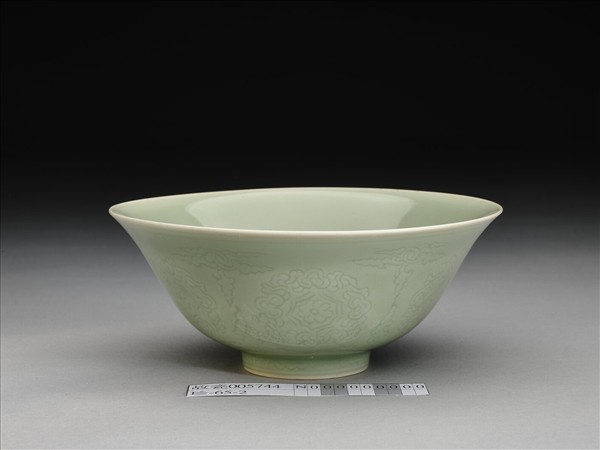 青瓷劃花花卉紋碗