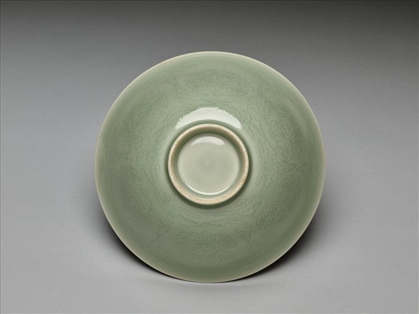 青瓷劃花花卉紋碗