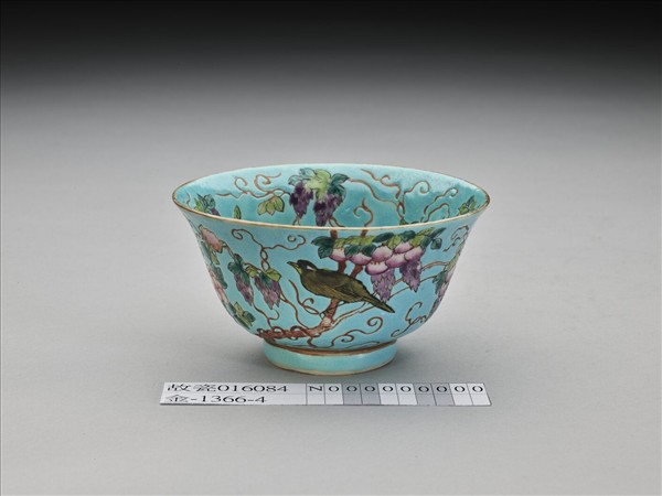 慎德堂款湖綠地粉彩花鳥小碗