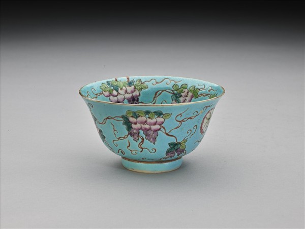 慎德堂款湖綠地粉彩花鳥小碗