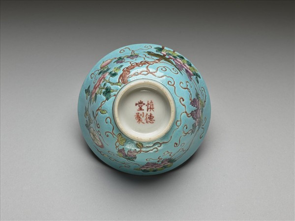 慎德堂款湖綠地粉彩花鳥小碗