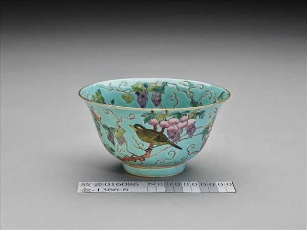慎德堂款湖綠地粉彩花鳥小碗