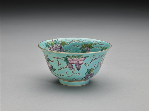慎德堂款湖綠地粉彩花鳥小碗