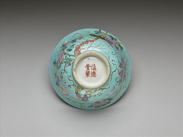 慎德堂款湖綠地粉彩花鳥小碗