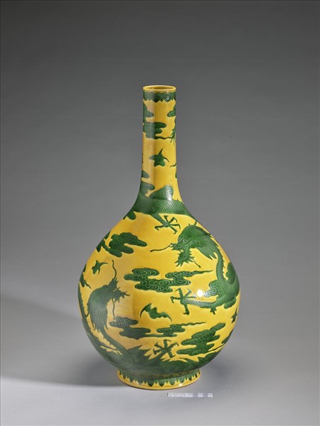 黃地綠彩雲龍紋瓶