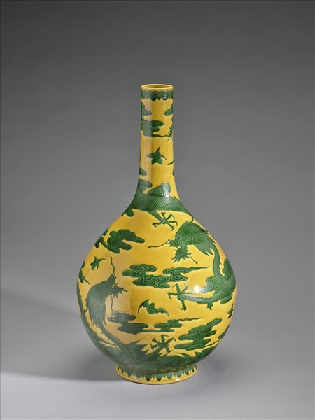 黃地綠彩雲龍紋瓶
