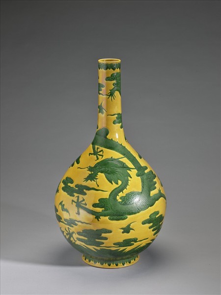 黃地綠彩雲龍紋瓶