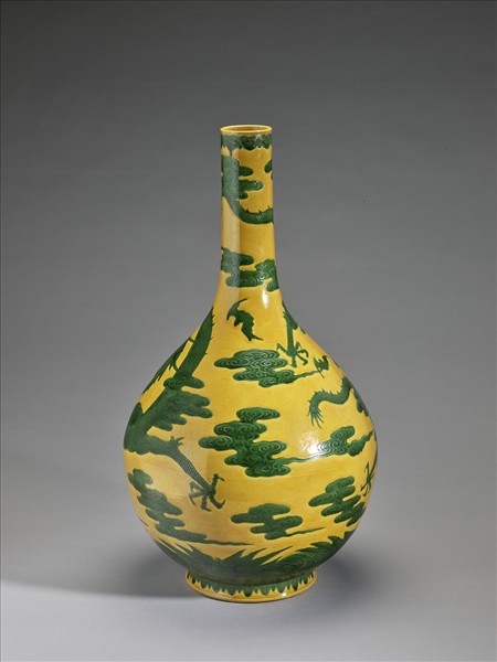 黃地綠彩雲龍紋瓶