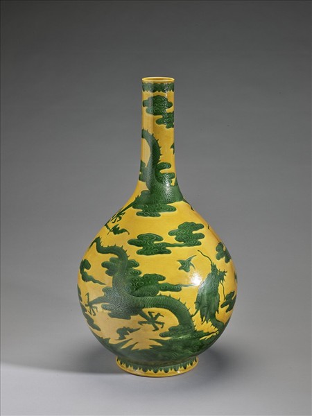黃地綠彩雲龍紋瓶
