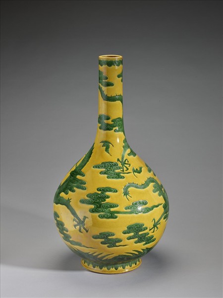黃地綠彩雲龍紋瓶