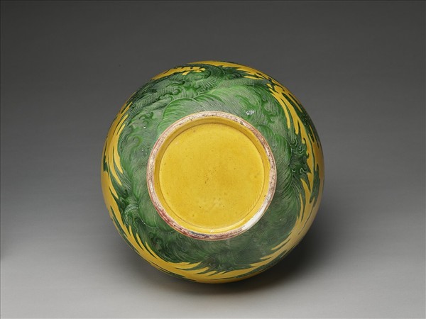 黃地綠彩雲龍紋瓶