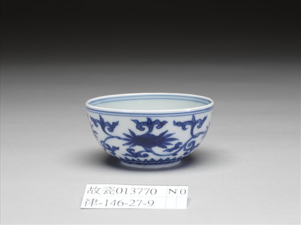 青花靈芝花卉紋碗