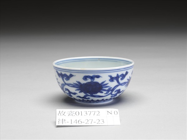 青花靈芝花卉紋碗