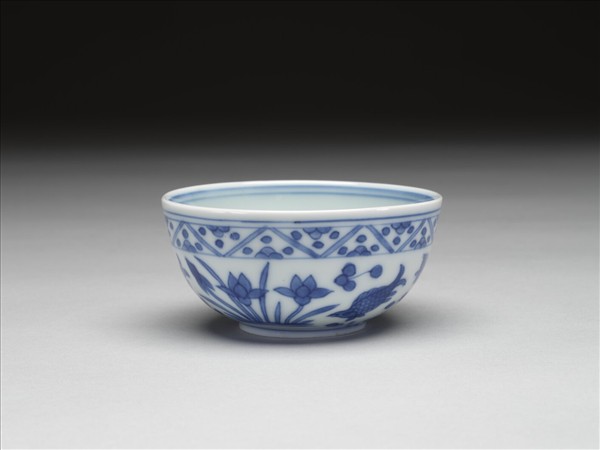 青花蓮塘魚藻紋杯