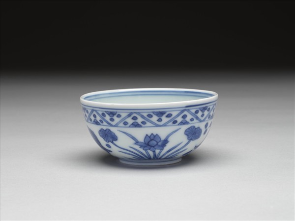 青花蓮塘魚藻紋杯