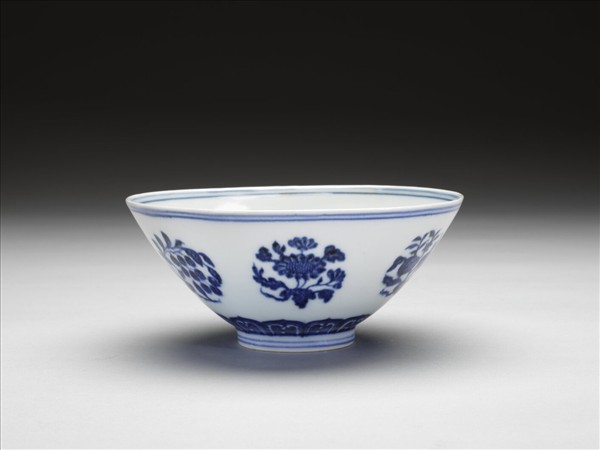 青花折枝花果紋碗