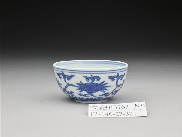 青花靈芝花卉紋碗