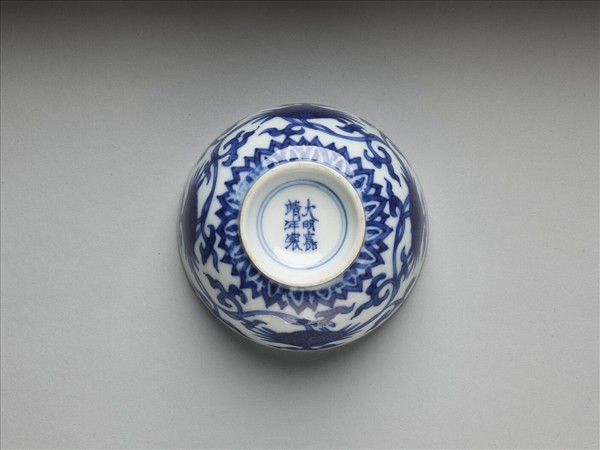 青花靈芝花卉紋碗