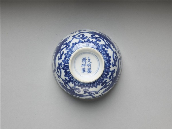 青花靈芝花卉紋碗