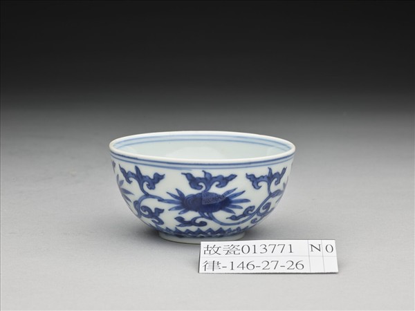 青花靈芝花卉紋碗
