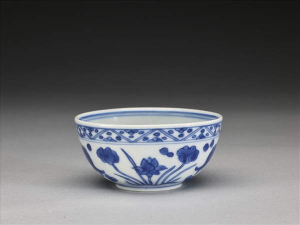 青花蓮塘魚藻紋杯