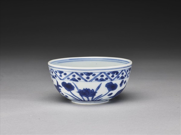 青花蓮塘魚藻紋杯