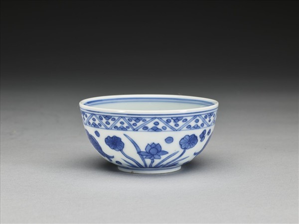 青花蓮塘魚藻紋杯