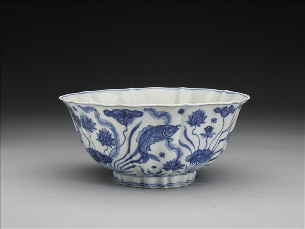 青花蓮塘魚藻紋葵式碗