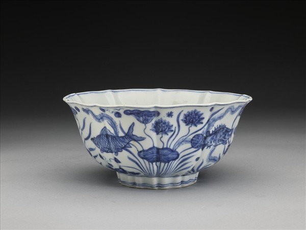 青花蓮塘魚藻紋葵式碗