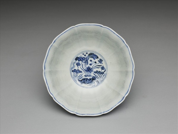 青花蓮塘魚藻紋葵式碗