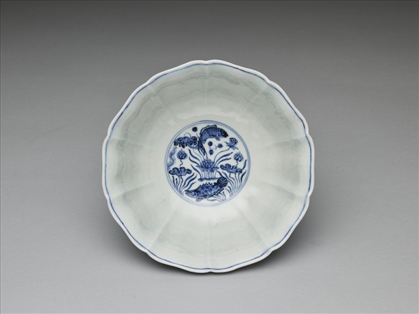 青花蓮塘魚藻紋葵式碗