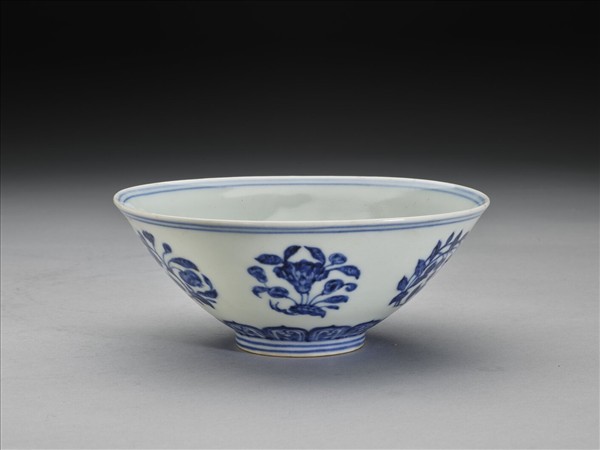 青花四季團花果紋碗