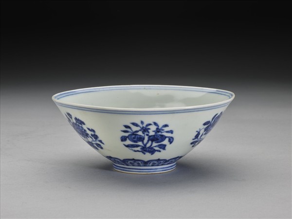 青花四季團花果紋碗