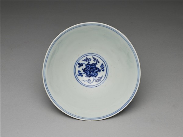 青花四季團花果紋碗