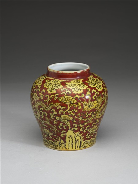 紅地黃彩雲龍紋罐