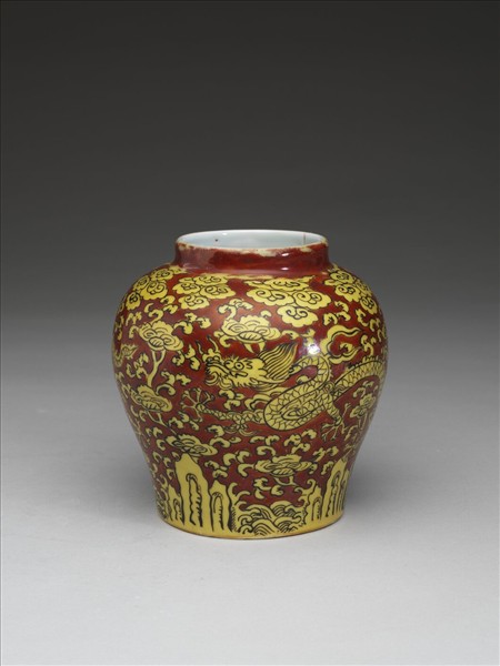 紅地黃彩雲龍紋罐