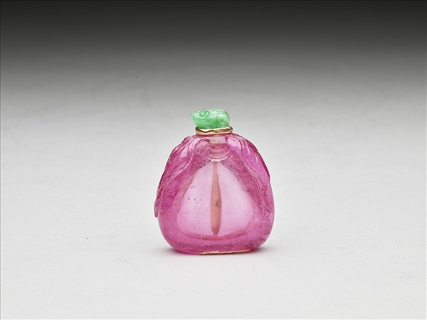 紅碧璽桃實鼻煙壺