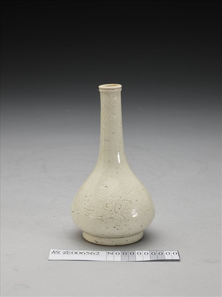 白瓷劃花靈芝紋瓶